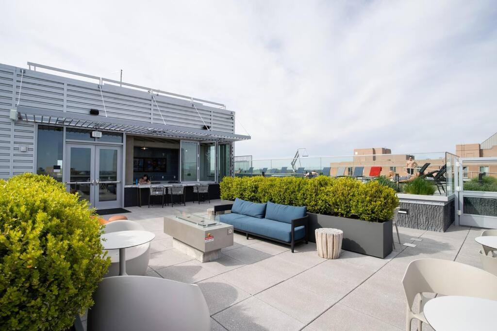 Stylish Condo At Clarendon With Rooftop Views アーリントン エクステリア 写真