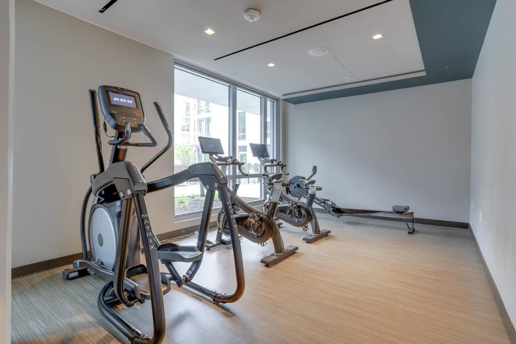 Stylish Condo At Clarendon With Rooftop Views アーリントン エクステリア 写真