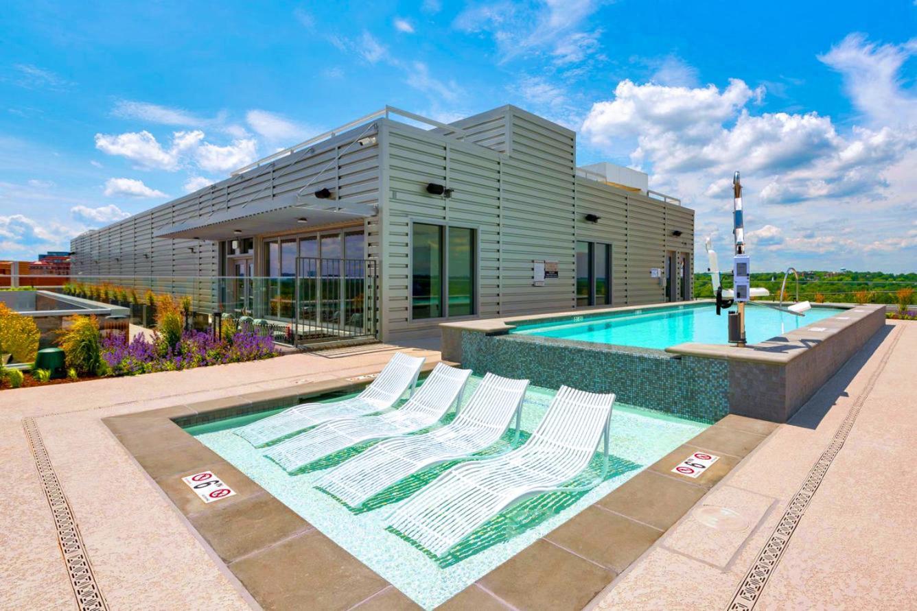 Stylish Condo At Clarendon With Rooftop Views アーリントン エクステリア 写真